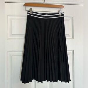 Black pleated skirt, silk